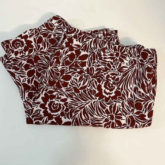 Lands' End Mid Rise Slim Leg Cropped Pants White & Red Floral plus size 20W - Picture 8 of 11